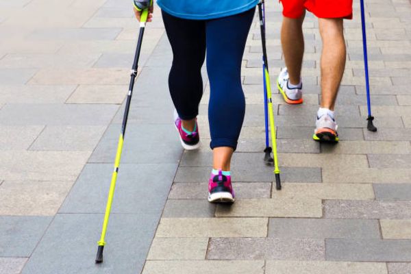 Cicle de passejades de marxa nòrdica per a la gent gran