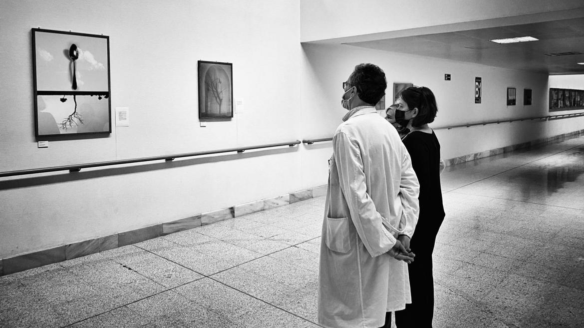 El Hospital Universitario del Henares acoge la exposición '12 Cucharas', un recorrido visual por las emociones de una paciente con lupus