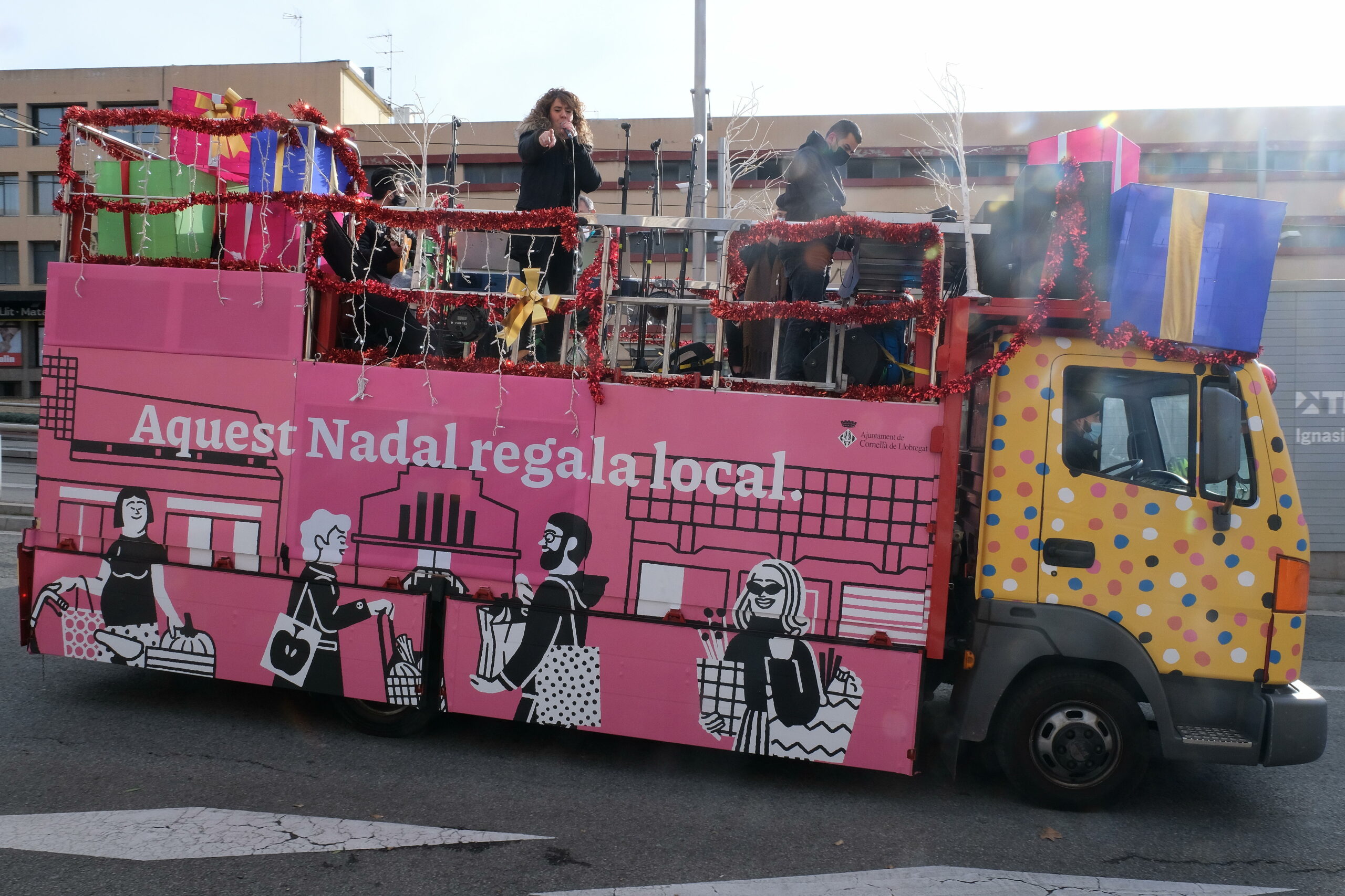 "En Navidad compra en Cornellà: estás en casa·