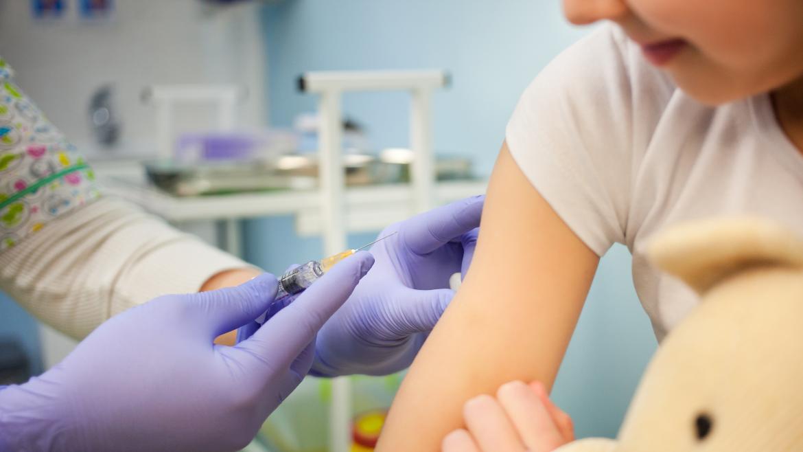La Comunidad de Madrid empieza en enero a vacunar a los bebés frente a la meningitis B y a los niños de 12 años contra el Virus del Papiloma Humano