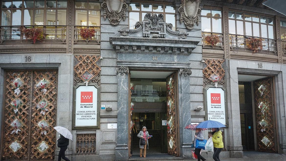 La Comunidad de Madrid expone en Navidad la primera fachada institucional decorada con 30 especies de plantas secas