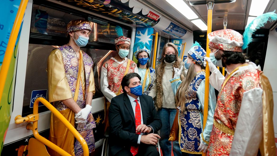 La Comunidad de Madrid recibe a los Pajes Reales del Tren de la Navidad de Metro