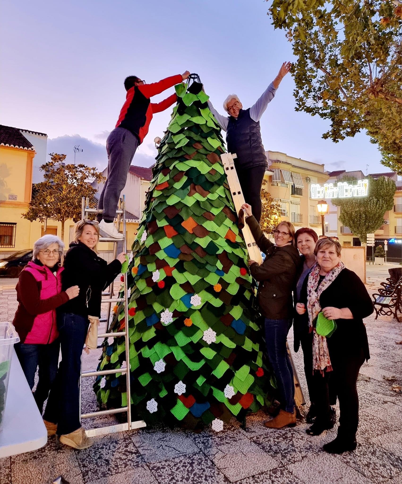 Las mujeres de Cúllar Vega cocinan y venden dulces para ayudar en Nochebuena a las familias más necesitadas