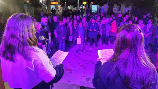 Montcada recorda les víctimes de les violències masclistes amb una emotiva reivindicació
