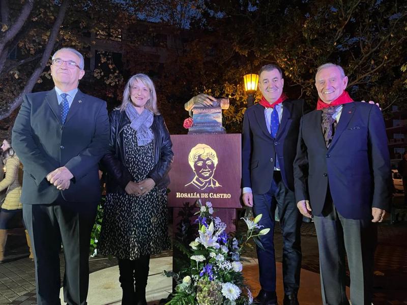 Román Rodríguez sinala a Rosalía de Castro como símbolo de unión e de conexión de Galicia co mundo