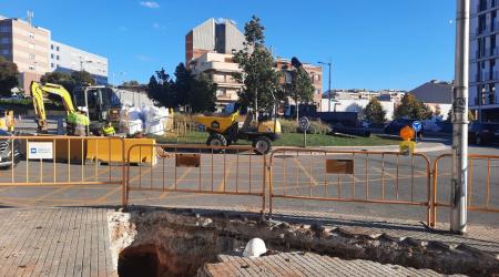 Treballs en horari nocturn per instal·lar la nova canonada d’aigua del carrer de Francesc Ribas en el seu pas pel pont sobre la via de tren