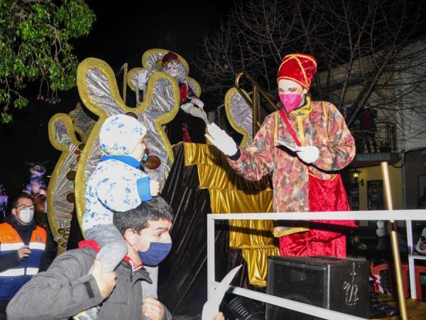 La Cavalcada dels Reis Mags recupera la normalitat al seu pas per Montcada i Reixac