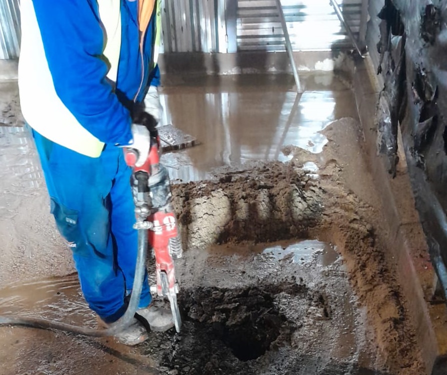 Nueva rotura en la canalización de gas que deja sin suministro a los/a vecinos/as de varias calles donde la Comunidad de Madrid acomete las obras para consolidar el terreno
