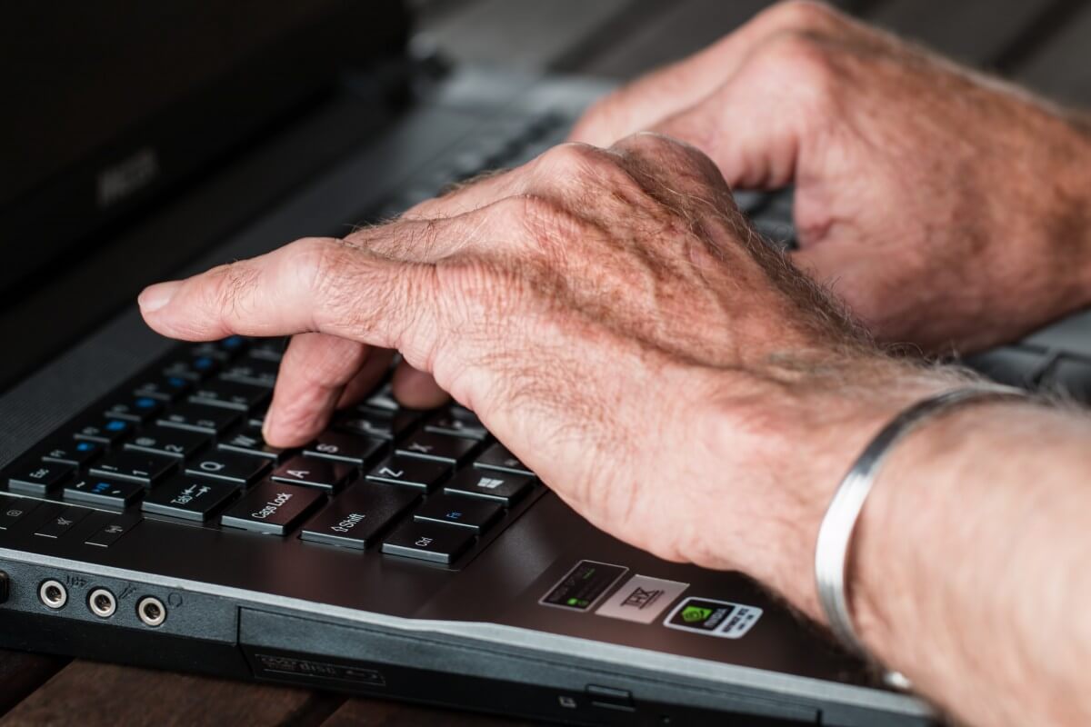 O uso da rede entre as persoas de 65 aos 74 anos crece o dobre da media estatal e supera o 70 %