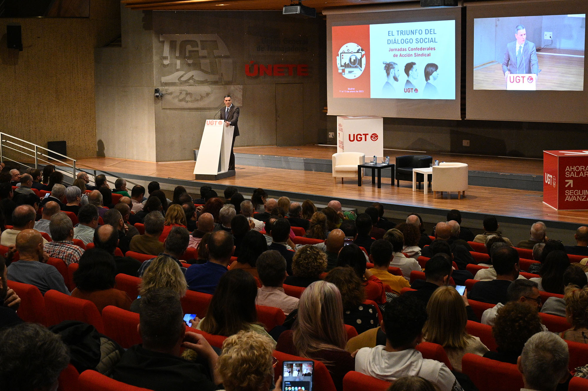 "Seguiremos dignificando las pensiones, el SMI, recuperando la dignidad de los empleos y protegiendo a la gente de a pie" [Presidente/Actividad]