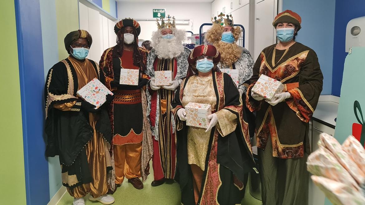 Sus Majestades los Reyes Magos de Oriente reparten regalos, magia e ilusión en el Hospital 12 de Octubre