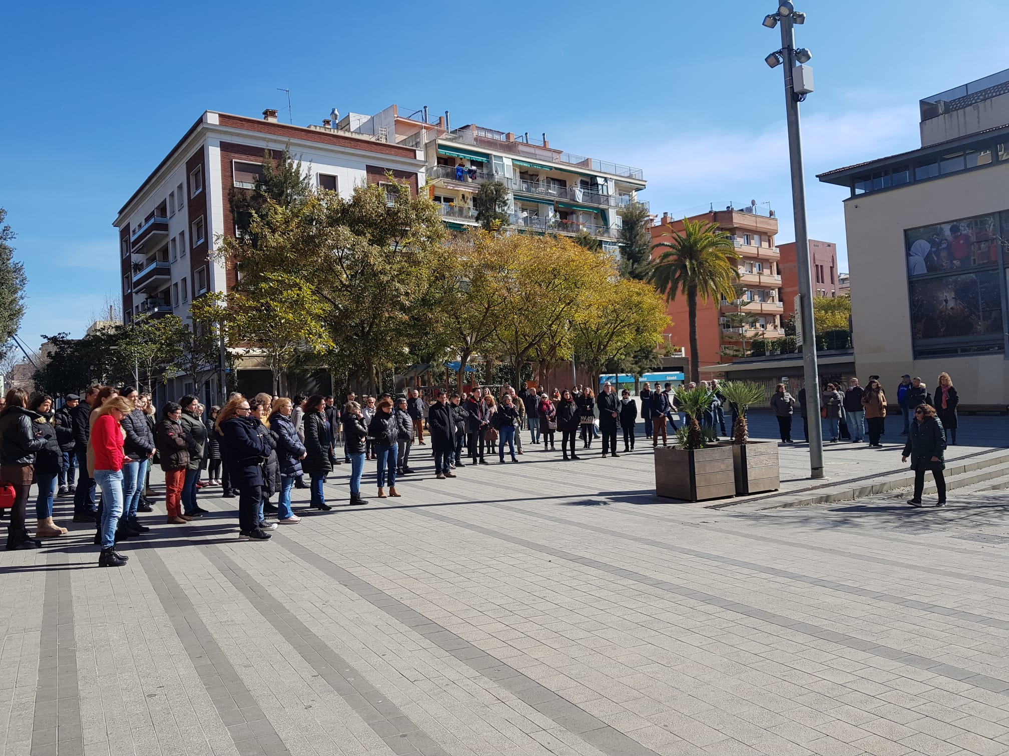Cornellà se concentra ante el Ayuntamiento en solidaridad con el pueblo ucraniano