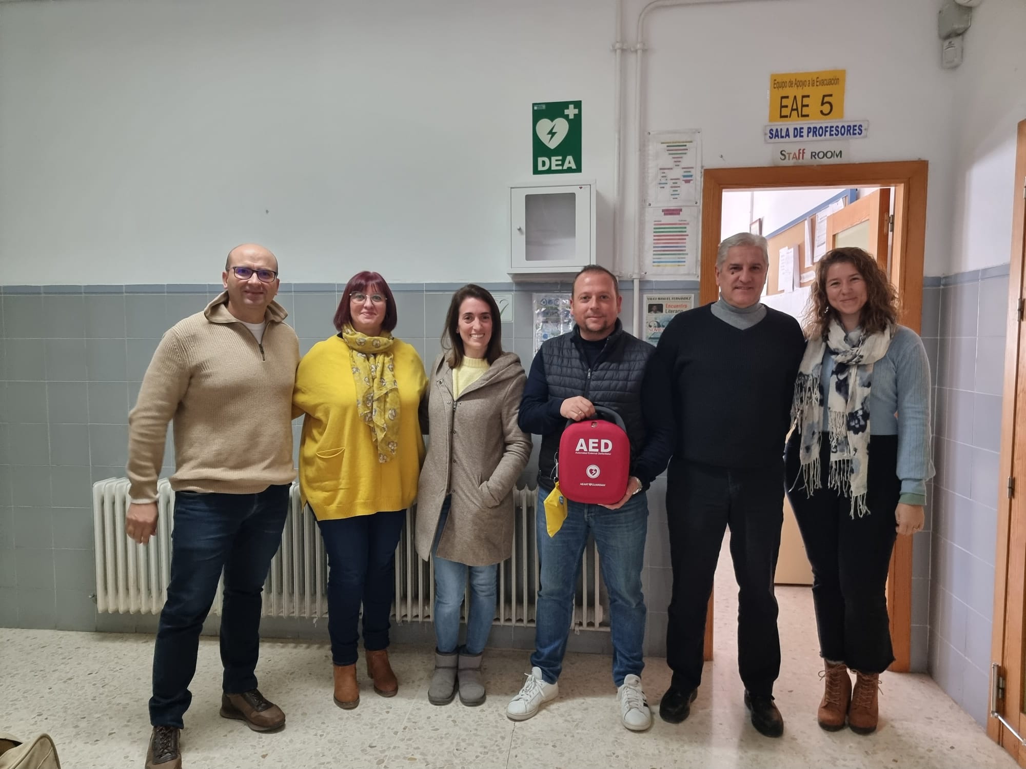 Cúllar Vega instala un desfibrilador en sus centros educativos, y ya es uno de los municipios más cardioasegurados