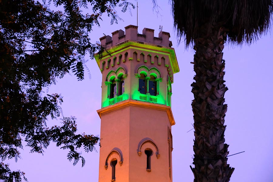 El Ayuntamiento de Cornellà y la Torre de la Miranda se iluminan de verde en el Día Mundial contra el Cáncer