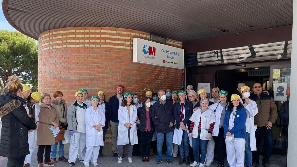 El Centro de Salud Brújula y Los Fresnos se suman a la campaña contra el cáncer infantil "Únete al Pañuelo"