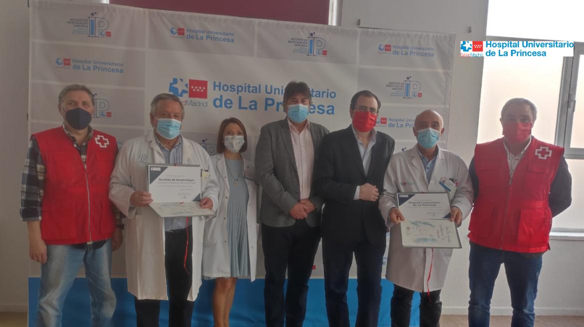 El Hospital de La Princesa y su Servicio de Neumología reciben el reconocimiento de Cruz Roja por su histórica colaboración en campañas humanitarias
