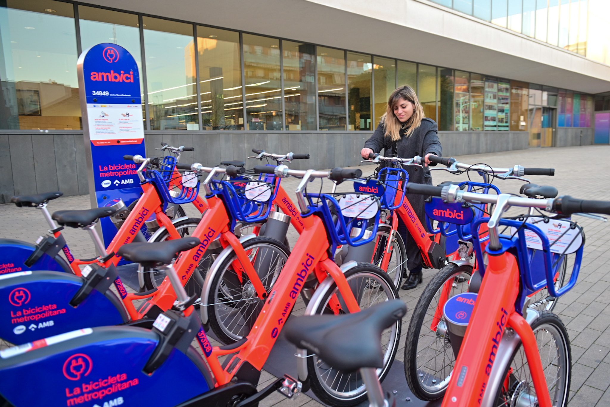 Entra en funcionamiento el AMBici, el nuevo servicio de bicicleta compartida del área metropolitana