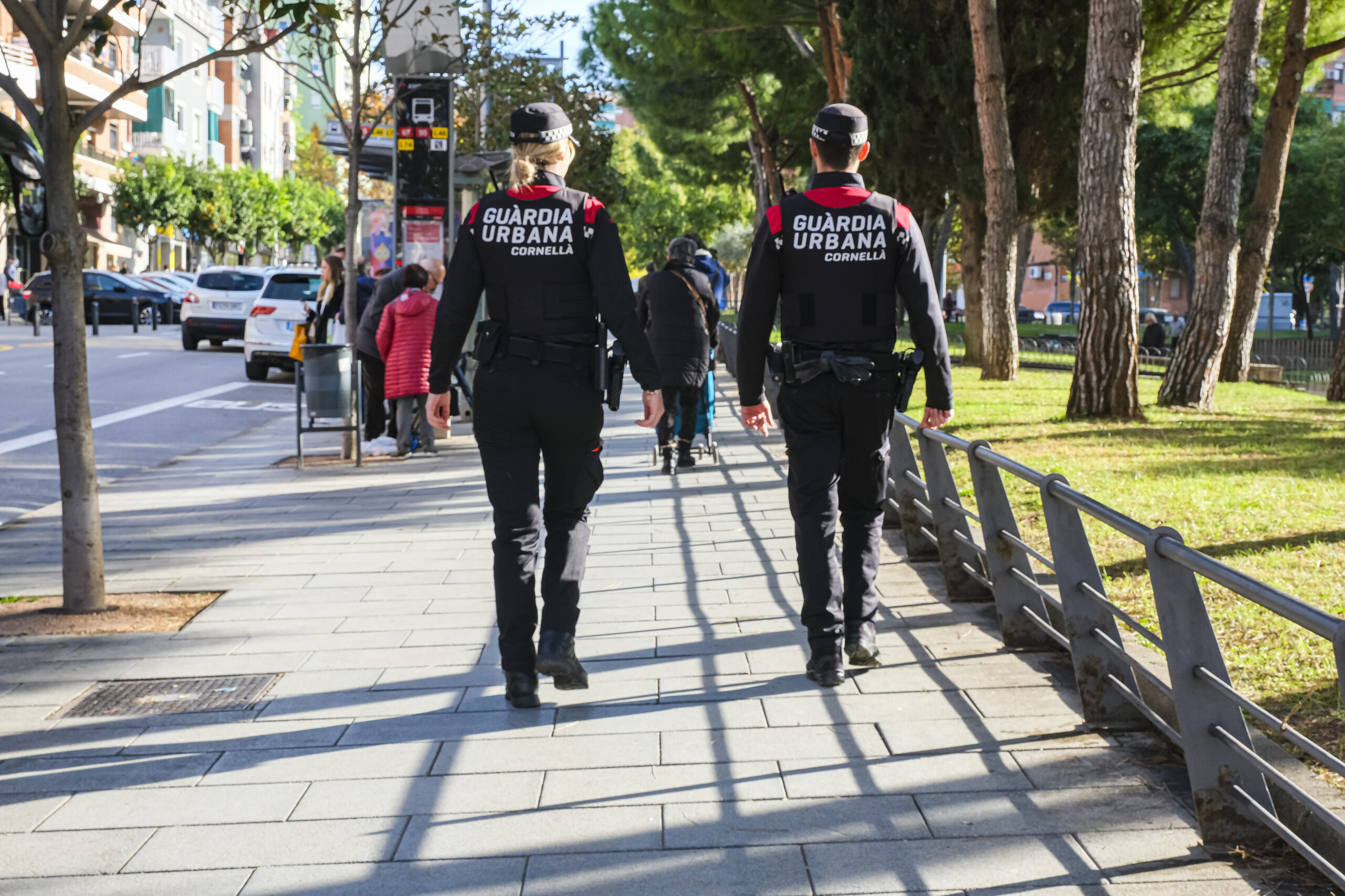 La Guardia Urbana detiene al conductor de un patinete eléctrico por ir a 118 km/h, saltarse un semáforo e ir sin luces