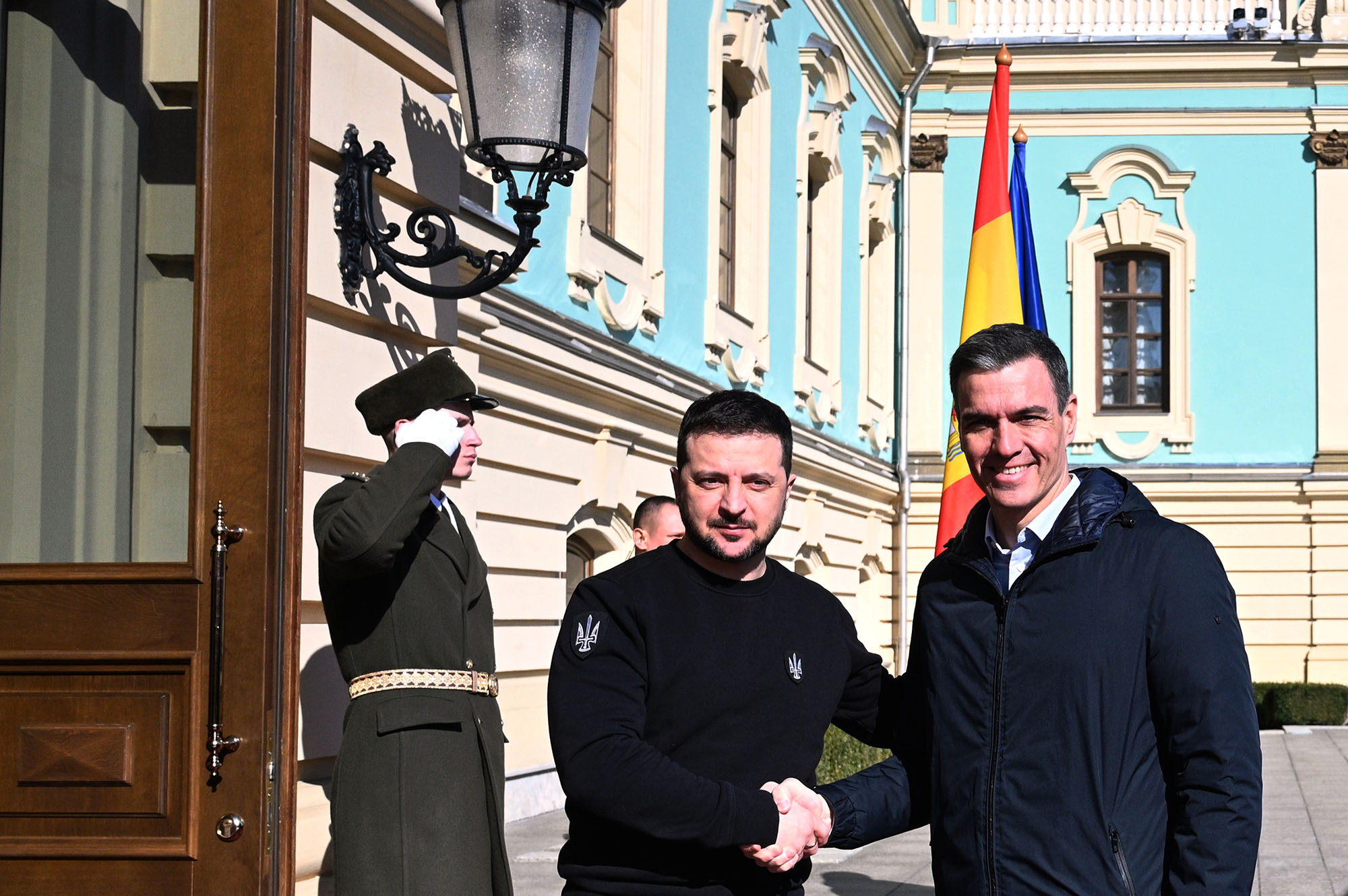 Pedro Sánchez viaja a Kyiv en el primer aniversario de la invasión rusa y traslada a Zelenski el apoyo de la sociedad española