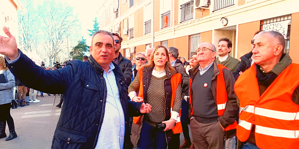El secretario general de UGT, Pepe Álvarez, describe como “dantesca” la situación de los/as afectados/as por la Línea 7B de Metro tras una visita a la zona junto al alcalde, Javier Corpa