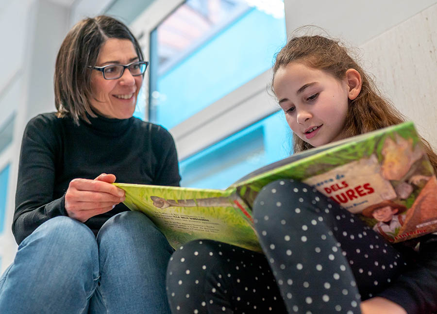 La Biblioteca Elisenda busca persona voluntàries per fer un programa de millora de la comprensió lectora dels infants