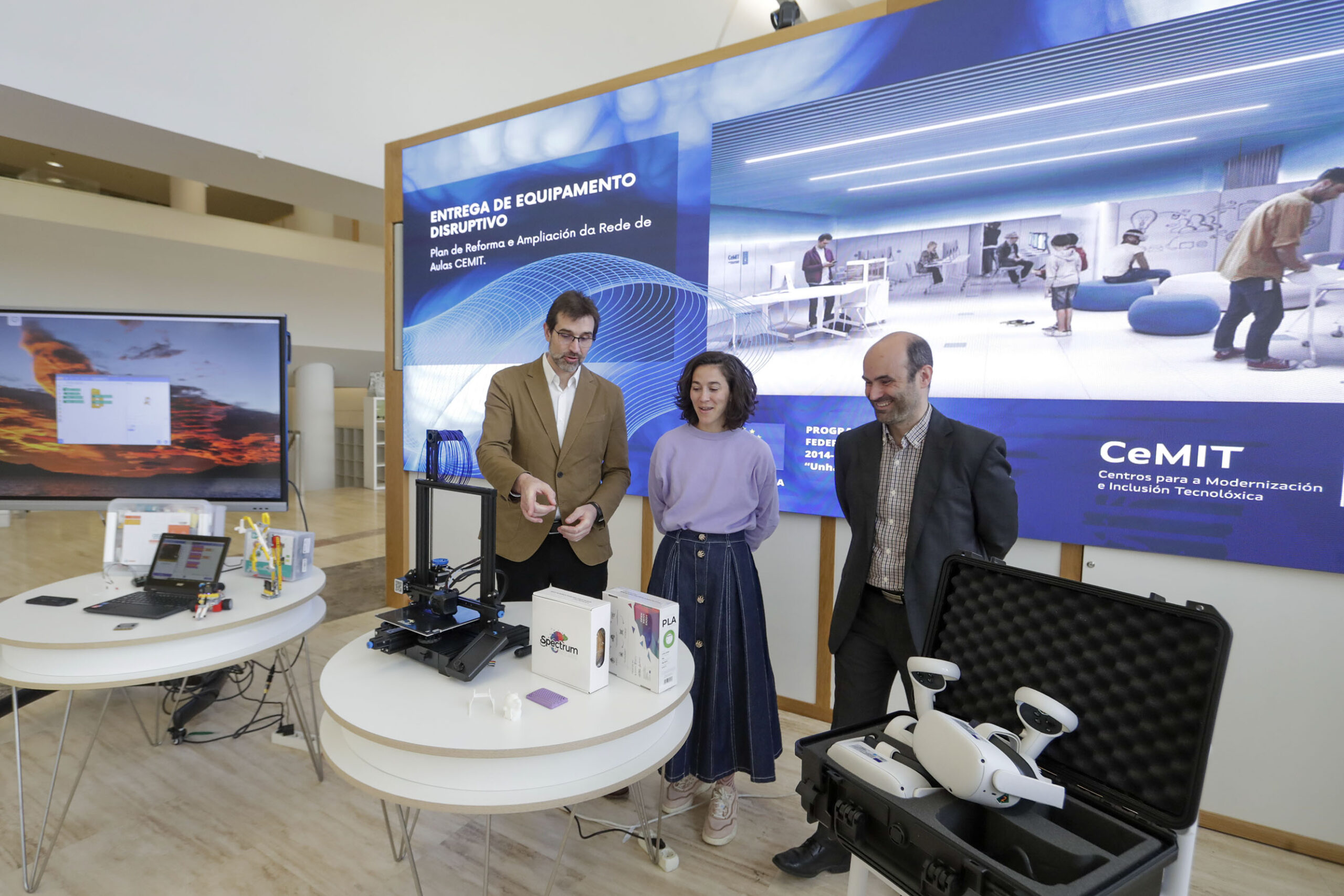 A Xunta completará este mes a dotación de equipamento tecnolóxico innovador en máis de 80 aulas adheridas ao Plan de reforma da rede CeMIT