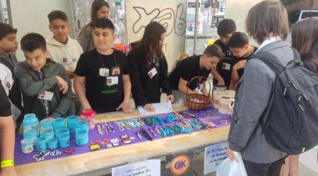 Alumnat de 5è i 6è de primària ven al mercat dels dijous els productes creats en el marc del projecte "Cultura emprenedora a l'escola"