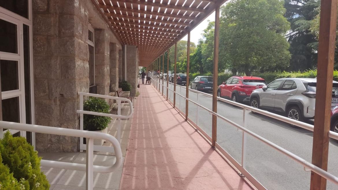 El Hospital de Guadarrama instala una pérgola para la realización de ejercicios de rehabilitación en el exterior