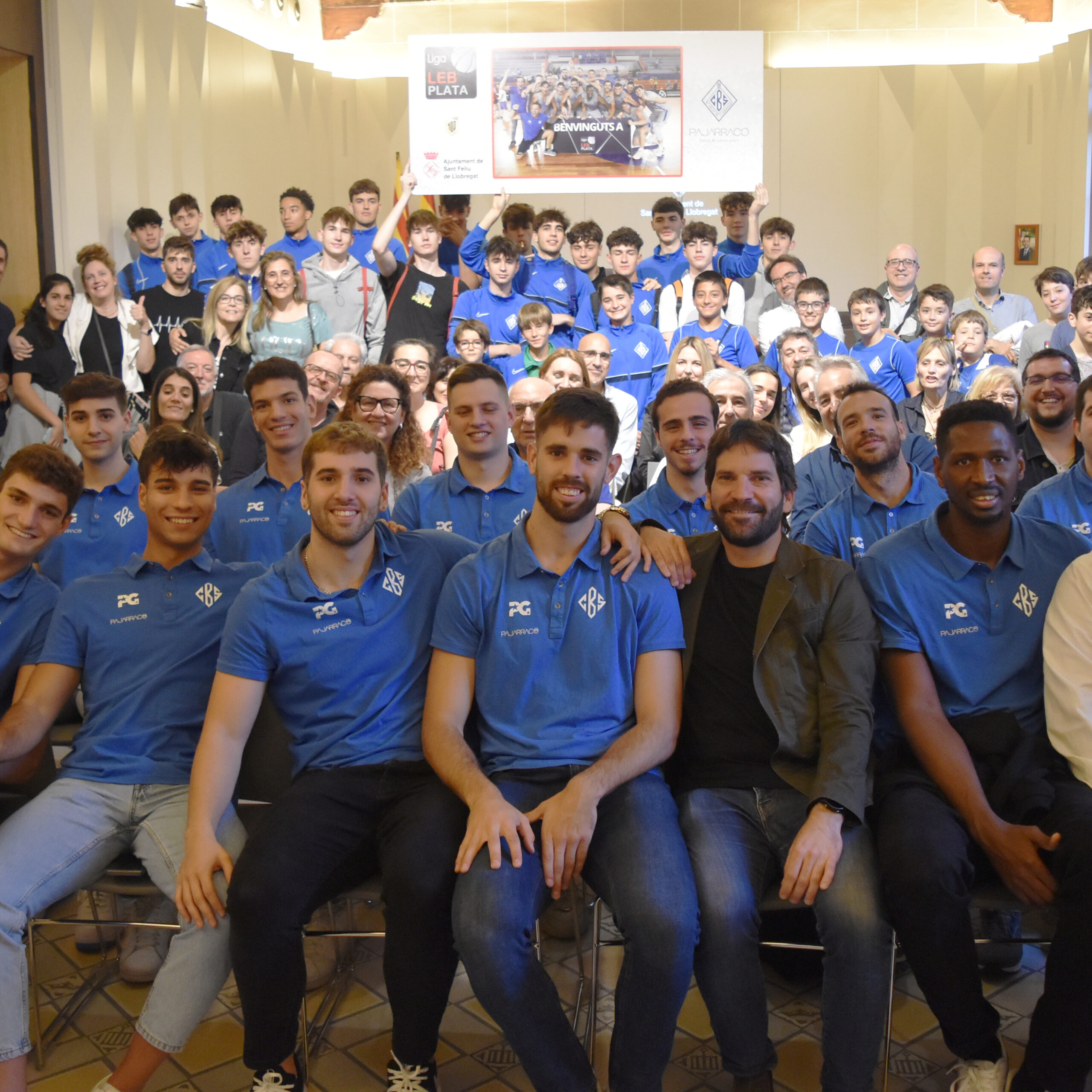 El primer equip del Club Bàsquet Santfeliuenc, rebut a la Sala de Plens per l&#039;ascens a LEB Plata