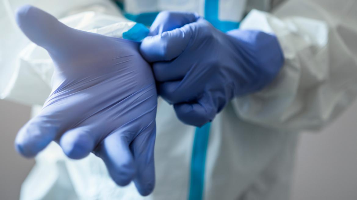 La Comunidad de Madrid aprueba la compra de más de 300 millones de guantes de protección para sus profesionales sanitarios