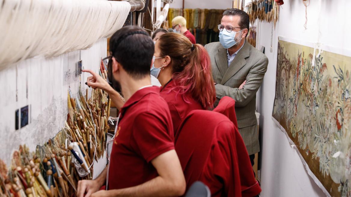 La Comunidad de Madrid renueva su apoyo a la Real Fábrica de Tapices con una ayuda de medio millón de euros