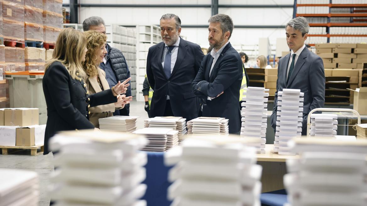 La Comunidad de Madrid supervisa los preparativos del material logístico para las elecciones autonómicas del 28-M