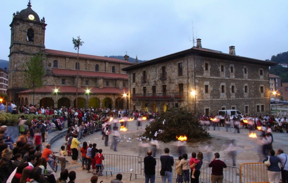 Mañana, día 23, comienzan los ensayos de baile preparatorios para la Romería de la Hoguera de la Víspera de San Juan