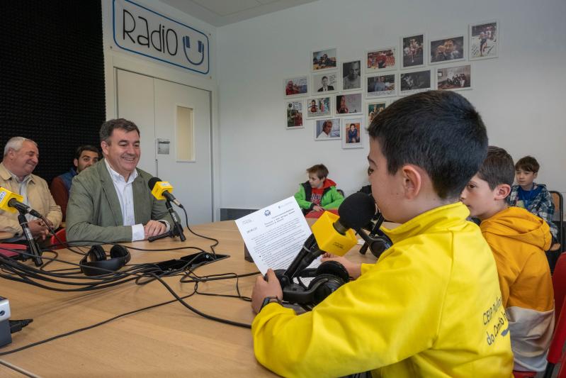 Román Rodríguez subliña o papel das radios escolares para mellorar as competencias lingüísticas e de expresión oral do alumnado