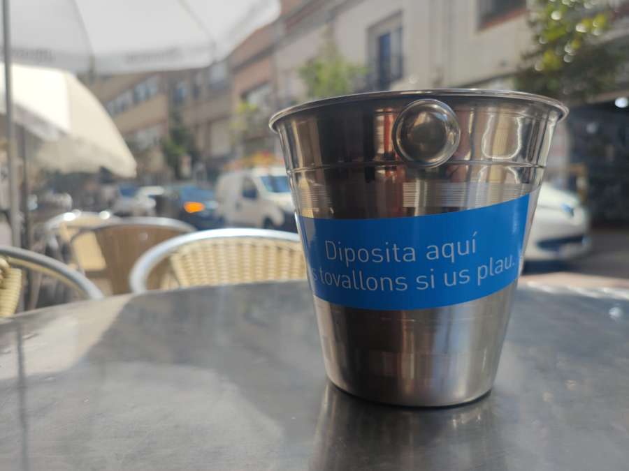 Campanya per evitar els tovallons a terra a les terrasses