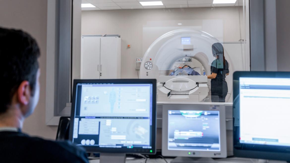 Díaz Ayuso anuncia centros integrados de pruebas diagnósticas para hacer en un mismo punto análisis, radiografías y resonancias