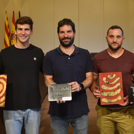 L&#039;Ajuntament rep als ciclistes Mikel Sousa i Albert Obiols, guardonats a la Titan Desert