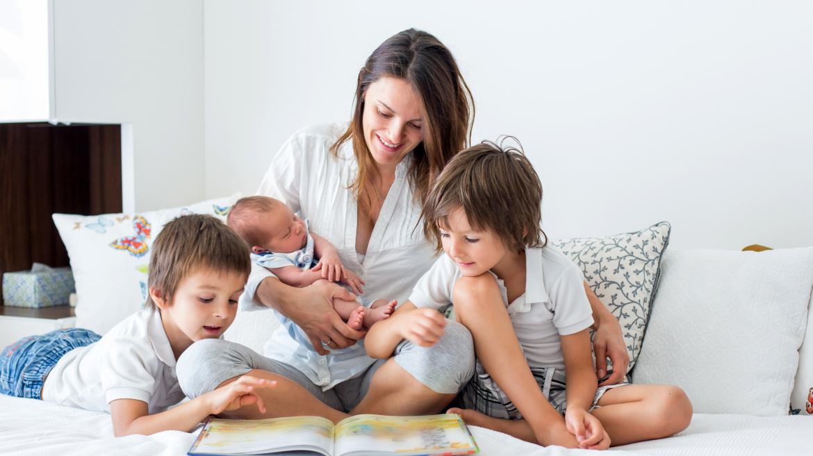 La Comunidad de Madrid lanza la tarjeta virtual para las más de 140.000 familias numerosas de la región