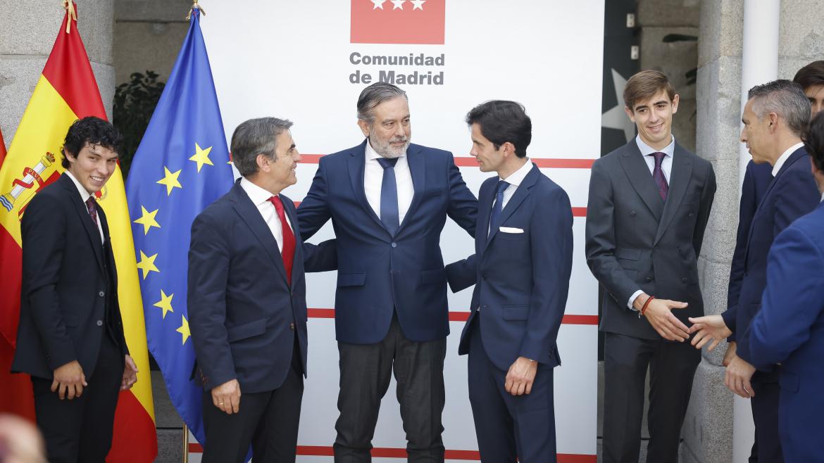 La Comunidad de Madrid recibe a los finalistas del Circuito de Novilladas y la Copa Chenel