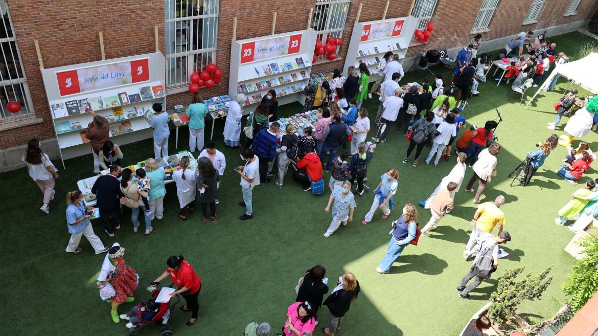 Los pacientes del Hospital Niño Jesús viven la Feria del Libro de Madrid un día antes de su inauguración oficial
