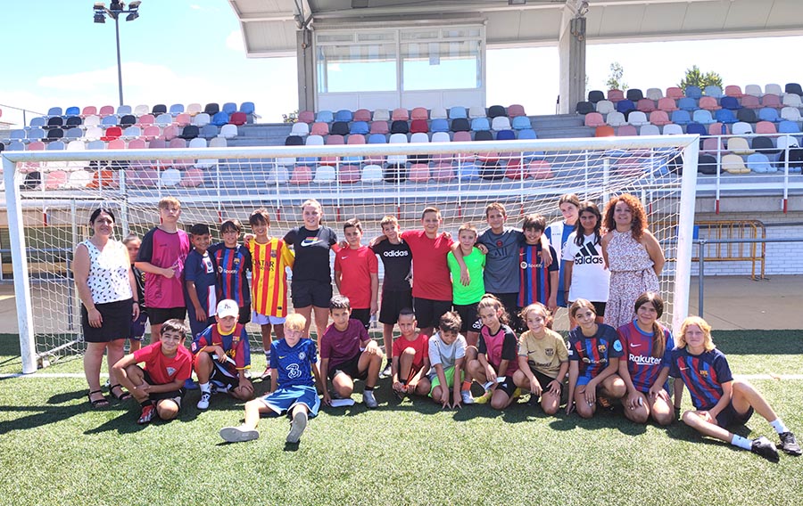 Claudia Pina comparteix la seva experiència esportiva amb els infants del campus de futbol