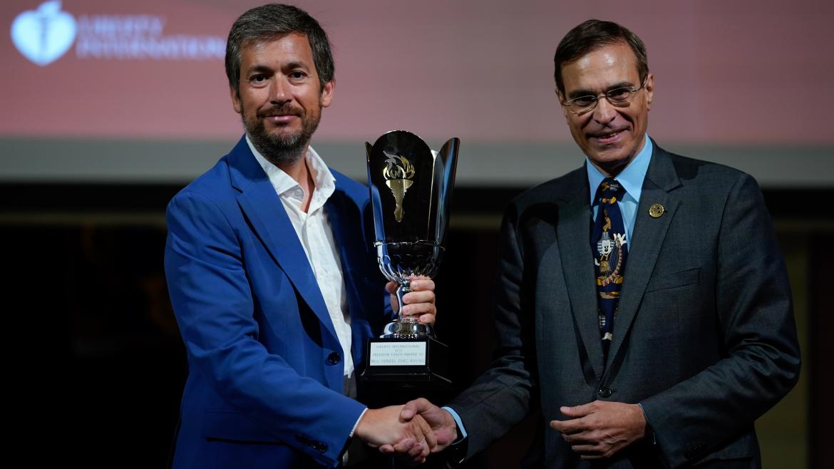 Díaz Ayuso, galardonada con La Antorcha de la Libertad 2023 por su contribución a que Madrid sea un polo de atracción de inversiones y talento