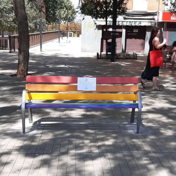 Nous bancs LGTBI a la plaça de la Salut i als Jardins del Palau Falguera
