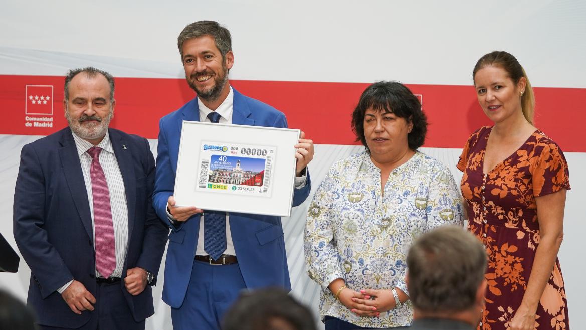 La Comunidad de Madrid presenta el cupón especial de la ONCE dedicado al 40º aniversario del Estatuto de Autonomía