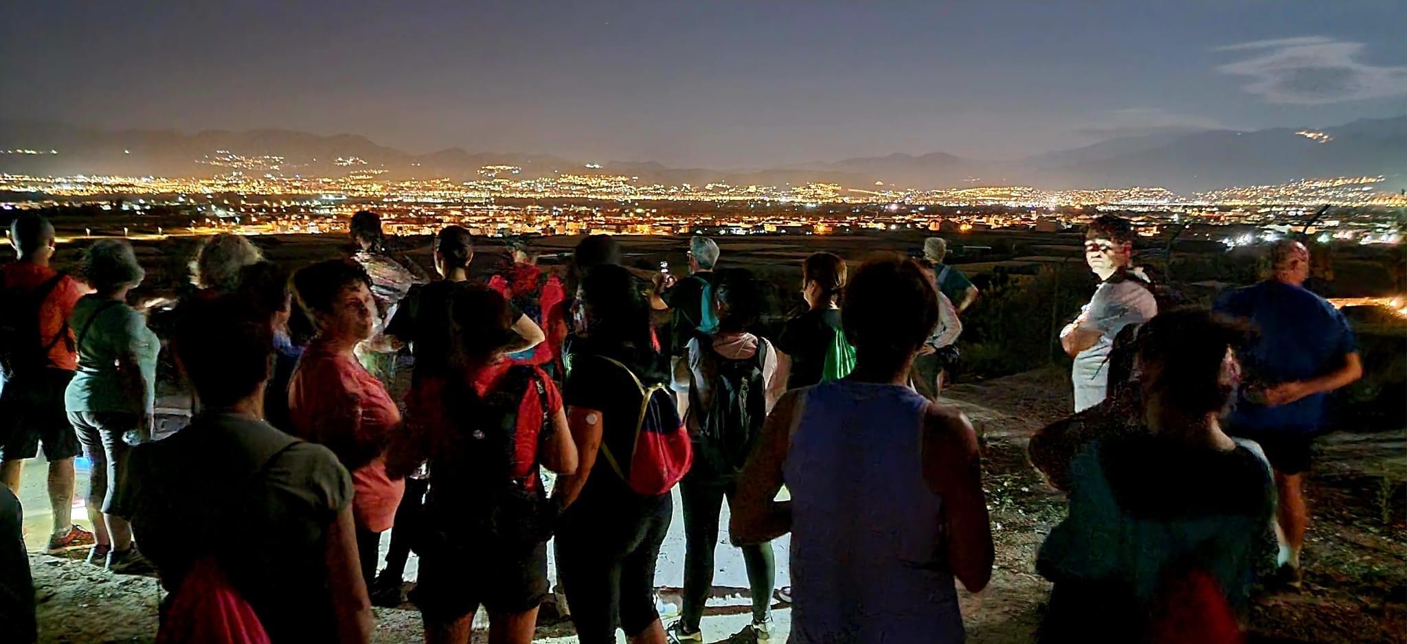Más de un centenar de personas disfrutan de una jornada de senderismo nocturno por el secano de Cúllar Vega