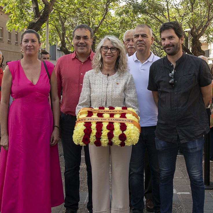 Sant Feliu celebra l&#039;ofrena floral per la Diada al passeig de l&#039;Onze de Setembre
