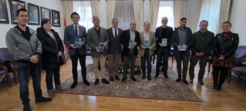 A Xunta e o Concello de Mondoñedo entréganlle o I Premio de Novela Álvaro Cunqueiro ao escritor Antón Riveiro Coello