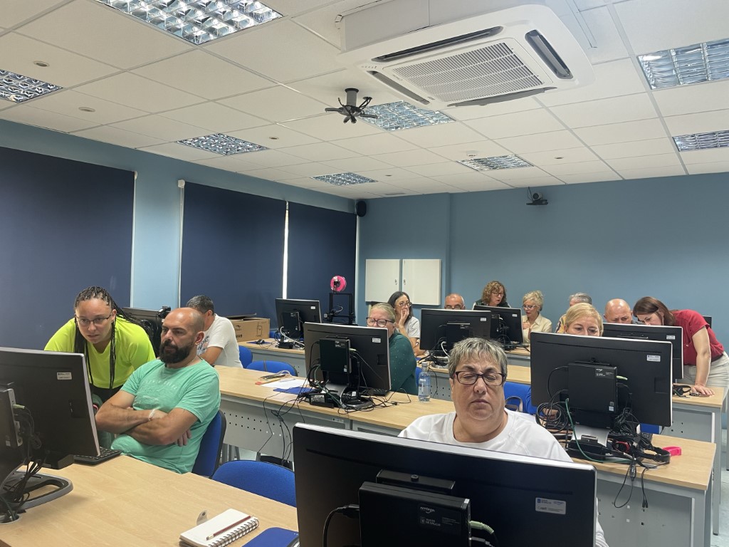 Alumnos da aula CeMIT de Ortigueira elaboran material adaptado a persoas con discapacidade con impresoras 3D