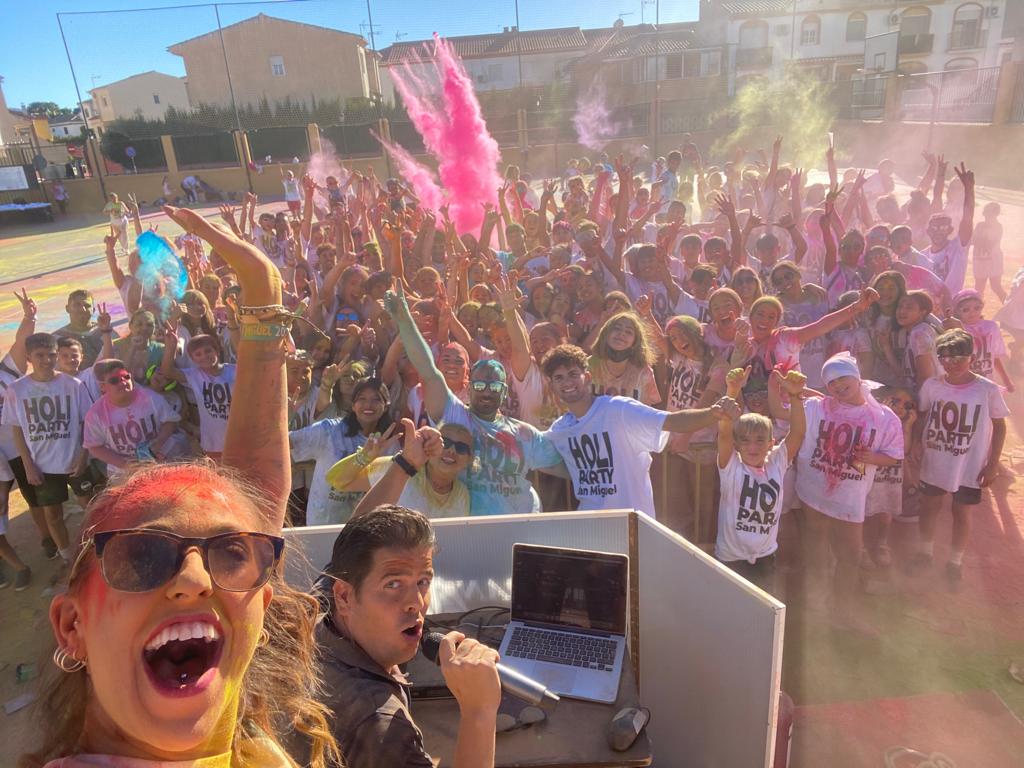 Más de 250 personas participan en una Holi Party de Cúllar Vega