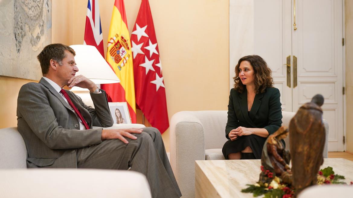 Díaz Ayuso se reúne con el embajador de Reino Unido en España para fortalecer las relaciones políticas y comerciales